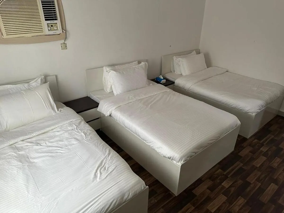 4- Cozy Sleeps 7 Family Apartment Medina 0*,  Arabia Saudita